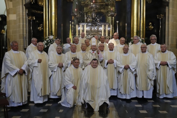 księża jubilaci z biskupem